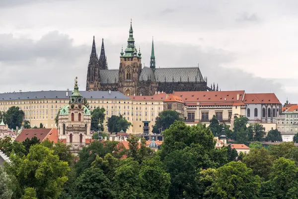 Prag Şatosu ve Çek Cumhuriyeti 'nin başkenti Prag' ın Mala strana ilçesinin şehir manzarası