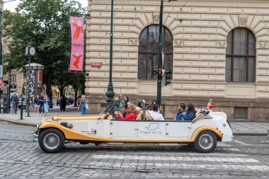 Prag, Çek Cumhuriyeti 'nin Prag kentindeki tarihi şehir merkezinde 4 Temmuz 2024' te turlar için klasik antika antika eski zaman aracı.