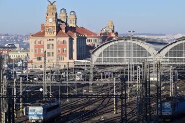 Prag Ana Tren İstasyonu (Praha hlavni nadrazi), 9 Ocak 2024 tarihinde Çek Cumhuriyeti 'nin başkenti Prag' ın en işlek demiryolu merkezi.