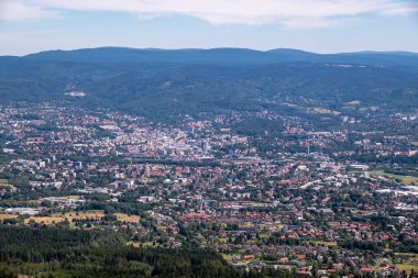 Çek Cumhuriyeti 'nin Liberec kentinin havadan görünüşü Jested Dağı' nın zirvesinden ve Jested Kulesi 'nin ünlü turistik cazibesinden