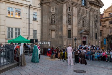 Çek Cumhuriyeti 'nin Prag kentinde ikonik Charles Köprüsü' nün kuruluşunun 667. yıldönümü anısına 9 Temmuz 2024 'te düzenlenen Ortaçağ geçit töreni tarihi yeniden canlandırması.