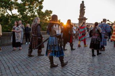 Çek Cumhuriyeti 'nin Prag kentinde ikonik Charles Köprüsü' nün kuruluşunun 667. yıldönümü anısına 9 Temmuz 2024 'te düzenlenen Ortaçağ geçit töreni tarihi yeniden canlandırması.