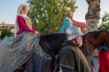 Çek Cumhuriyeti 'nin Prag kentinde ikonik Charles Köprüsü' nün kuruluşunun 667. yıldönümü anısına 9 Temmuz 2024 'te düzenlenen Ortaçağ geçit töreni tarihi yeniden canlandırması.