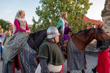 Çek Cumhuriyeti 'nin Prag kentinde ikonik Charles Köprüsü' nün kuruluşunun 667. yıldönümü anısına 9 Temmuz 2024 'te düzenlenen Ortaçağ geçit töreni tarihi yeniden canlandırması.