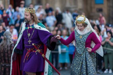 Çek Cumhuriyeti 'nin Prag kentinde ikonik Charles Köprüsü' nün kuruluşunun 667. yıldönümü anısına 9 Temmuz 2024 'te düzenlenen Ortaçağ geçit töreni tarihi yeniden canlandırması.