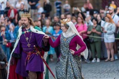 Çek Cumhuriyeti 'nin Prag kentinde ikonik Charles Köprüsü' nün kuruluşunun 667. yıldönümü anısına 9 Temmuz 2024 'te düzenlenen Ortaçağ geçit töreni tarihi yeniden canlandırması.