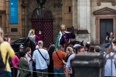 Çek Cumhuriyeti 'nin Prag kentinde ikonik Charles Köprüsü' nün kuruluşunun 667. yıldönümü anısına 9 Temmuz 2024 'te düzenlenen Ortaçağ geçit töreni tarihi yeniden canlandırması.