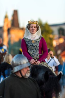 Çek Cumhuriyeti 'nin Prag kentinde ikonik Charles Köprüsü' nün kuruluşunun 667. yıldönümü anısına 9 Temmuz 2024 'te düzenlenen Ortaçağ geçit töreni tarihi yeniden canlandırması.