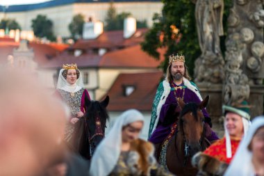 Çek Cumhuriyeti 'nin Prag kentinde ikonik Charles Köprüsü' nün kuruluşunun 667. yıldönümü anısına 9 Temmuz 2024 'te düzenlenen Ortaçağ geçit töreni tarihi yeniden canlandırması.