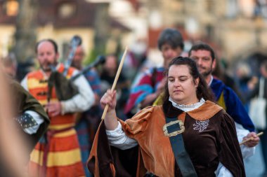 Çek Cumhuriyeti 'nin Prag kentinde ikonik Charles Köprüsü' nün kuruluşunun 667. yıldönümü anısına 9 Temmuz 2024 'te düzenlenen Ortaçağ geçit töreni tarihi yeniden canlandırması.