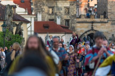 Çek Cumhuriyeti 'nin Prag kentinde ikonik Charles Köprüsü' nün kuruluşunun 667. yıldönümü anısına 9 Temmuz 2024 'te düzenlenen Ortaçağ geçit töreni tarihi yeniden canlandırması.