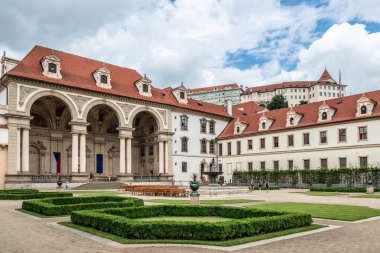 Çek Cumhuriyeti Senatosu 'na ev sahipliği yapan Waldstein Garden ve Barok Wallenstein Sarayı, 8 Temmuz 2024 tarihinde Çek Cumhuriyeti' nin Mala Strana kentinde kurulmuştur.