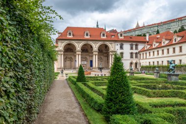 Çek Cumhuriyeti Senatosu 'na ev sahipliği yapan Waldstein Garden ve Barok Wallenstein Sarayı, 8 Temmuz 2024 tarihinde Çek Cumhuriyeti' nin Mala Strana kentinde kurulmuştur.