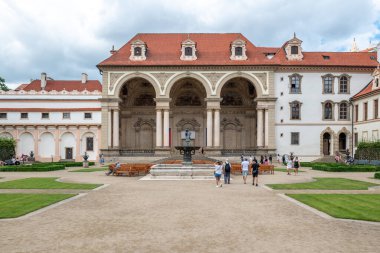 Çek Cumhuriyeti Senatosu 'na ev sahipliği yapan Waldstein Garden ve Barok Wallenstein Sarayı, 8 Temmuz 2024 tarihinde Çek Cumhuriyeti' nin Mala Strana kentinde kurulmuştur.