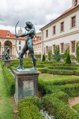 Çek Cumhuriyeti Senatosu 'na ev sahipliği yapan Waldstein Garden ve Barok Wallenstein Sarayı, 8 Temmuz 2024 tarihinde Çek Cumhuriyeti' nin Mala Strana kentinde kurulmuştur.