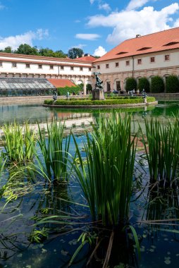 Çek Cumhuriyeti Senatosu 'na ev sahipliği yapan Waldstein Garden ve Barok Wallenstein Sarayı, 8 Temmuz 2024 tarihinde Çek Cumhuriyeti' nin Mala Strana kentinde kurulmuştur.