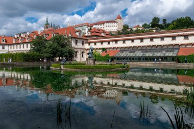 Çek Cumhuriyeti Senatosu 'na ev sahipliği yapan Waldstein Garden ve Barok Wallenstein Sarayı, 8 Temmuz 2024 tarihinde Çek Cumhuriyeti' nin Mala Strana kentinde kurulmuştur.