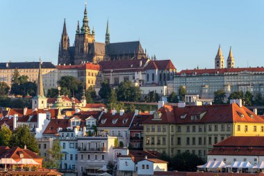 Prag Şatosu ve Çek Cumhuriyeti 'nin başkenti Prag' ın Mala strana ilçesinin şehir manzarası