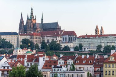 Prag Şatosu ve Çek Cumhuriyeti 'nin başkenti Prag' ın Mala strana ilçesinin şehir manzarası