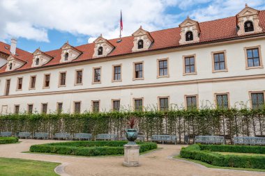 Çek Cumhuriyeti Senatosu 'nu barındıran Waldstein Garden ve Barok Wallenstein Sarayı, Mala Strana, Prag, Çek Cumhuriyeti