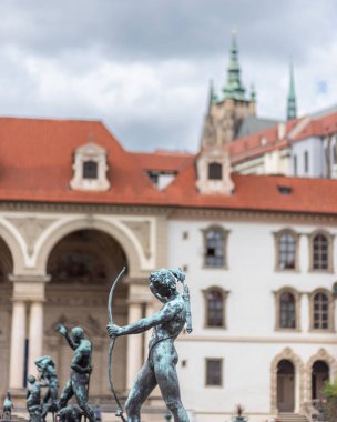 Çek Cumhuriyeti Senatosu 'nu barındıran Waldstein Garden ve Barok Wallenstein Sarayı' ndaki heykeller, Mala Strana, Prag, Çek Cumhuriyeti