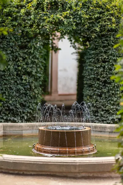 Çek Cumhuriyeti Senatosu 'nu barındıran Waldstein Garden ve Barok Wallenstein Sarayı, Mala Strana, Prag, Çek Cumhuriyeti