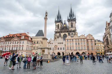 Eski şehir meydanı Staromestske namesti, Prag 'ın tarihi meydanı, Çek Cumhuriyeti' nin başkenti 3 Temmuz 2024