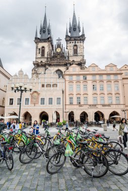 Eski şehir meydanı Staromestske namesti, Prag 'ın tarihi meydanı, Çek Cumhuriyeti' nin başkenti 3 Temmuz 2024