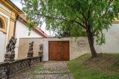 11 Temmuz 2024 'te Çek Cumhuriyeti' nin başkenti Prag 'ın Mala Strana ilçesindeki Hradcany Tepesi' ndeki Capuchin Manastırı ve Loreto Kilisesi Sığınağı