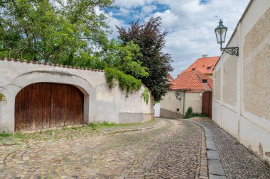 Çek Cumhuriyeti 'nin başkenti Prag' ın Hradcany tarihi bölgesinin Novy Svet semtinde dar kaldırım taşlı caddeler ve eski evler