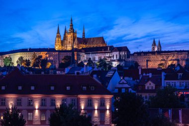 Prag 'daki Prag şatosu ve Mala strana bölgesinin şehir manzarası, Çek Cumhuriyeti' nin başkenti 11 Temmuz 2024