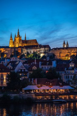 Prag 'daki Prag Şatosu, Vltava Nehri ve Mala strana ilçesinin şehir manzarası, 11 Temmuz 2024' te Çek Cumhuriyeti 'nin başkenti.