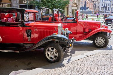 Prag, Çek Cumhuriyeti 'nin Prag kentindeki tarihi şehir merkezinde 3 Temmuz 2024' te turlar için klasik klasik antika eski zamanlayıcı arabası.
