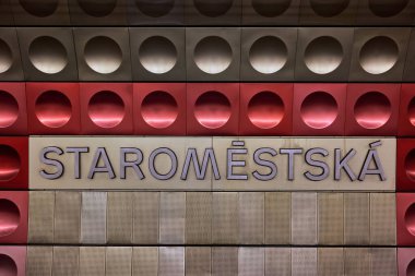 Staromestska metro istasyonu, Çek Cumhuriyeti 'nin başkenti Prag' daki modern renkli alüminyum panellerle dekore edildi.