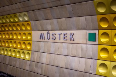 Çek Cumhuriyeti 'nin başkenti Prag' da, modern renkli alüminyum panellerle dekore edilmiş Mustek metro istasyonu