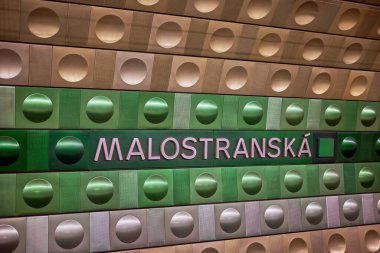 Çek Cumhuriyeti 'nin başkenti Prag' daki modern renkli alüminyum panellerle donatılmış Malostranska metro istasyonu