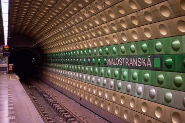 Çek Cumhuriyeti 'nin başkenti Prag' daki modern renkli alüminyum panellerle donatılmış Malostranska metro istasyonu