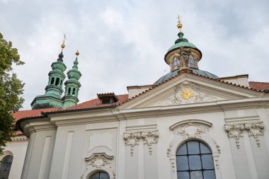 12. yüzyılda Çek Cumhuriyeti 'nin başkenti Strahov, Prag' da kurulan bir Premonstratensian manastırı olan Strahov Manastırı 'nda Meryem Ana Varsayımı Bazilikası.