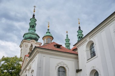 12. yüzyılda Çek Cumhuriyeti 'nin başkenti Strahov, Prag' da kurulan bir Premonstratensian manastırı olan Strahov Manastırı 'nda Meryem Ana Varsayımı Bazilikası.
