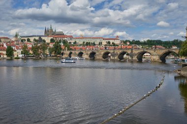 Prag 'daki Prag kalesi, Vltava nehri ve Mala strana ilçesinin şehir manzarası, 14 Temmuz 2024' te Çek Cumhuriyeti 'nin başkenti.