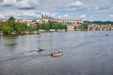 Prag 'daki Prag kalesi, Vltava nehri ve Mala strana ilçesinin şehir manzarası, 14 Temmuz 2024' te Çek Cumhuriyeti 'nin başkenti.