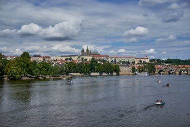 Prag 'daki Prag kalesi, Vltava nehri ve Mala strana ilçesinin şehir manzarası, 14 Temmuz 2024' te Çek Cumhuriyeti 'nin başkenti.