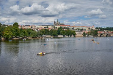 Prag 'daki Prag kalesi, Vltava nehri ve Mala strana ilçesinin şehir manzarası, 14 Temmuz 2024' te Çek Cumhuriyeti 'nin başkenti.