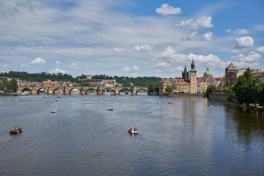 Prag 'daki Prag kalesi, Vltava nehri ve Mala strana ilçesinin şehir manzarası, 14 Temmuz 2024' te Çek Cumhuriyeti 'nin başkenti.