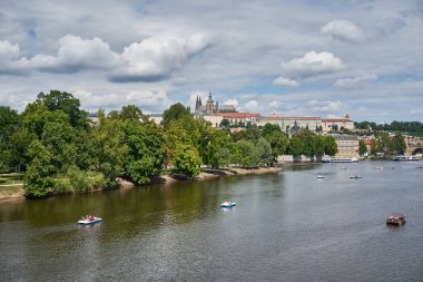 Prag 'daki Prag kalesi, Vltava nehri ve Mala strana ilçesinin şehir manzarası, 14 Temmuz 2024' te Çek Cumhuriyeti 'nin başkenti.