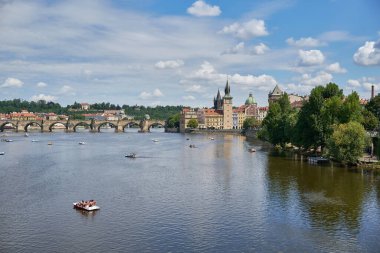Prag 'daki Prag kalesi, Vltava nehri ve Mala strana ilçesinin şehir manzarası, 14 Temmuz 2024' te Çek Cumhuriyeti 'nin başkenti.
