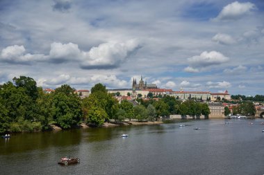 Prag 'daki Prag kalesi, Vltava nehri ve Mala strana ilçesinin şehir manzarası, 14 Temmuz 2024' te Çek Cumhuriyeti 'nin başkenti.