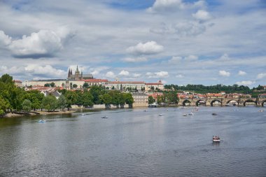 Prag 'daki Prag kalesi, Vltava nehri ve Mala strana ilçesinin şehir manzarası, 14 Temmuz 2024' te Çek Cumhuriyeti 'nin başkenti.