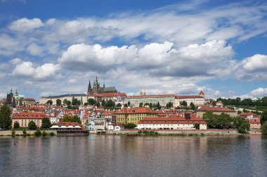 Prag 'daki Prag kalesi, Vltava nehri ve Mala strana ilçesinin şehir manzarası, 14 Temmuz 2024' te Çek Cumhuriyeti 'nin başkenti.