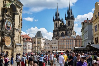 9 Temmuz 2024 'te Çek Cumhuriyeti' nin başkenti Prag 'ın eski kent merkezindeki tarihi meydanı Staromestske namesti' yi ziyaret eden turistler